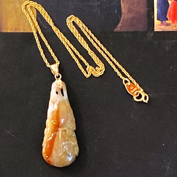 Pendant in carved variegated jade & 14K gold with lovely signed chain - Picture 1 of 8